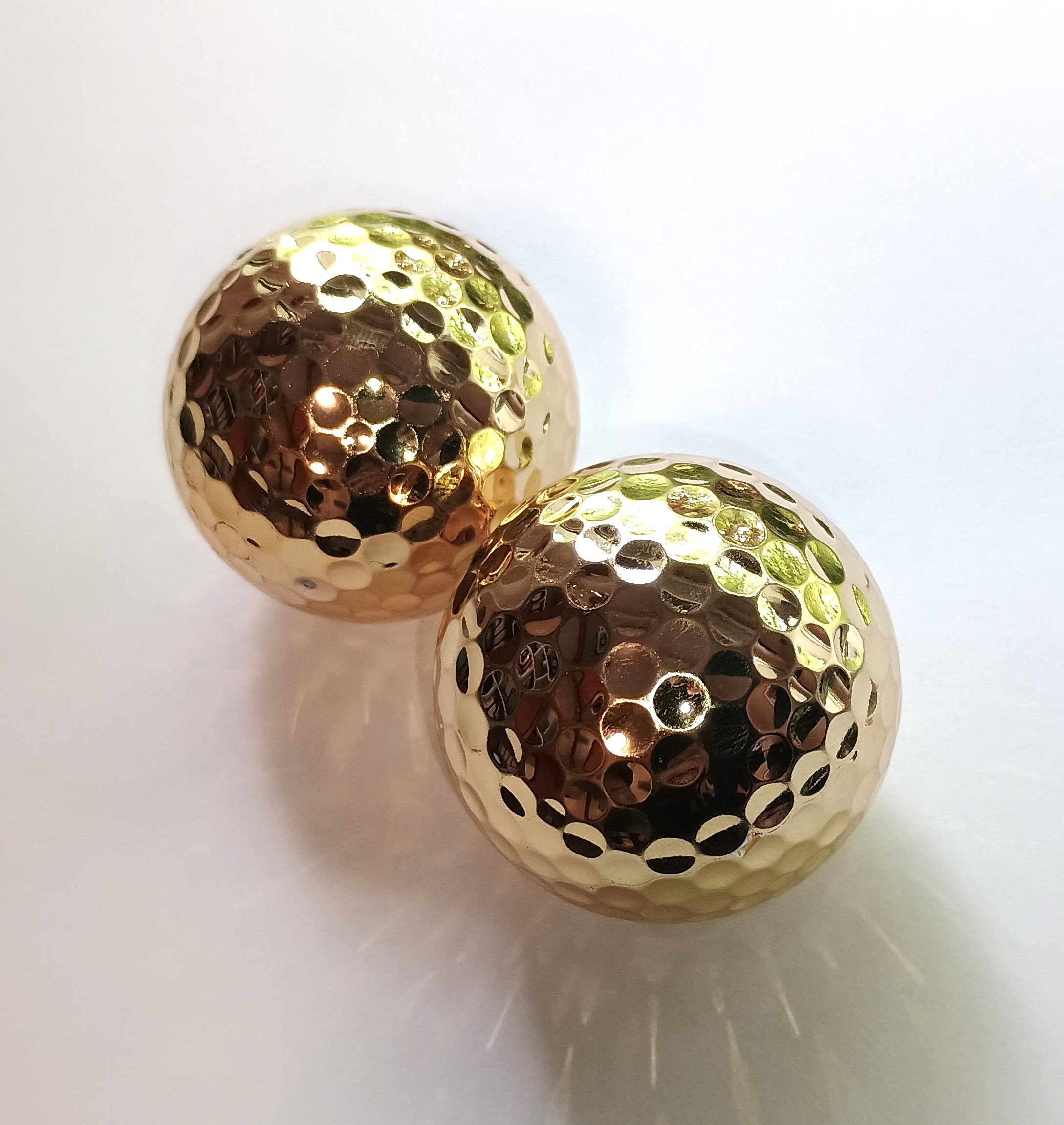 goldene Golfbälle